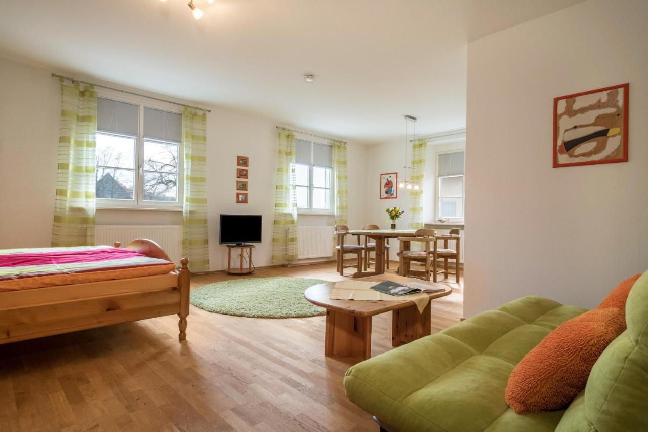 Ferienwohnung Am Schloss Heiligenborn Екстериор снимка