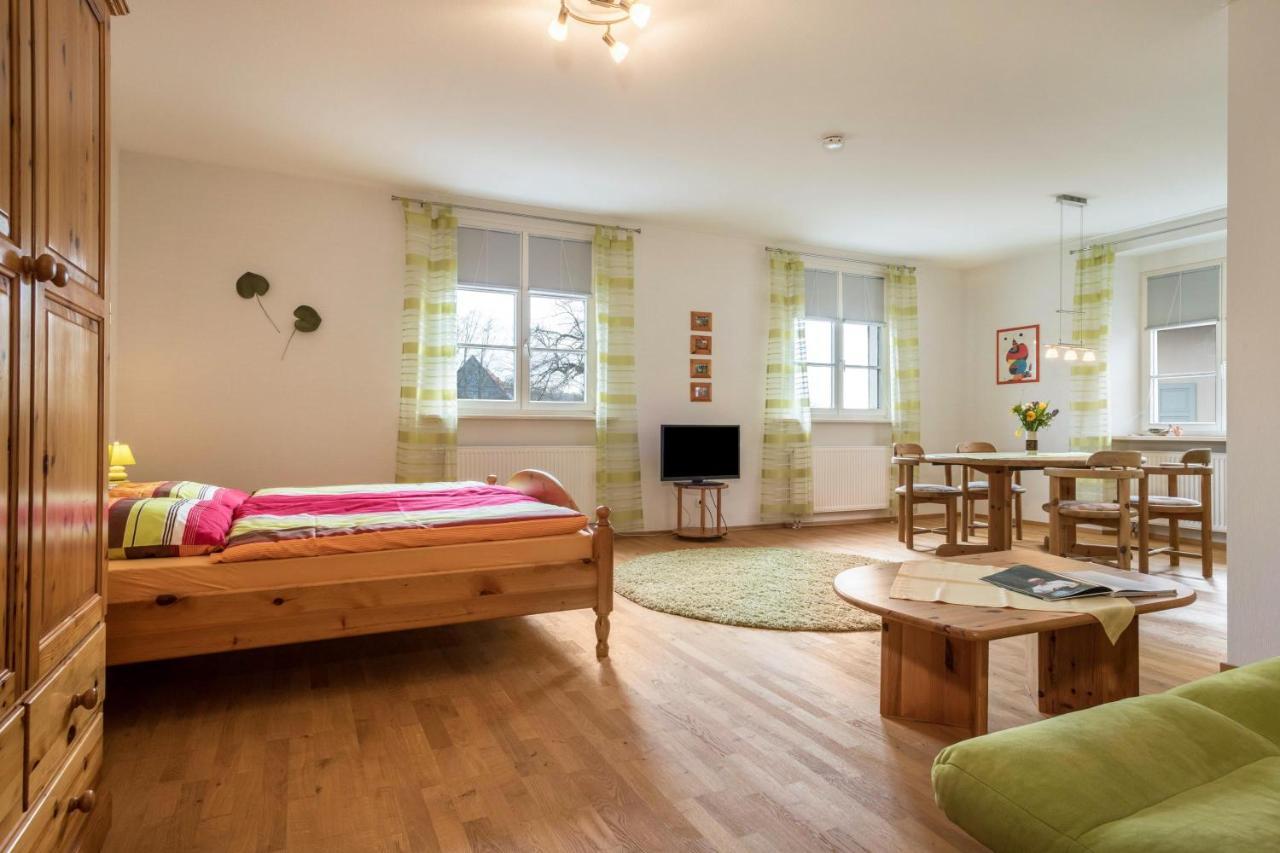 Ferienwohnung Am Schloss Heiligenborn Екстериор снимка